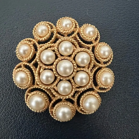 Vtg Crown Trifari Demi Parure Pearls Gold Tone Snowflake necklace and Brooch set - Picture 3 of 9